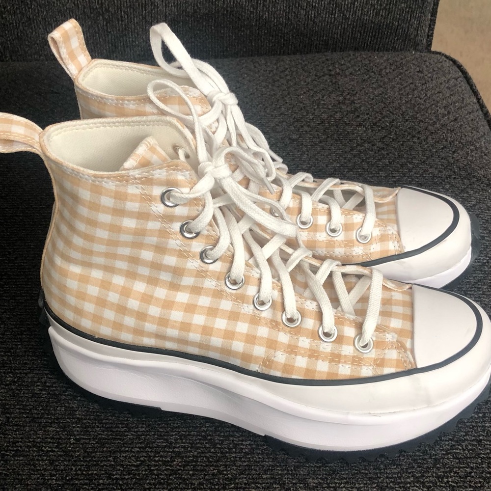 Converse women’s size 8.5 gently used excellent condition
